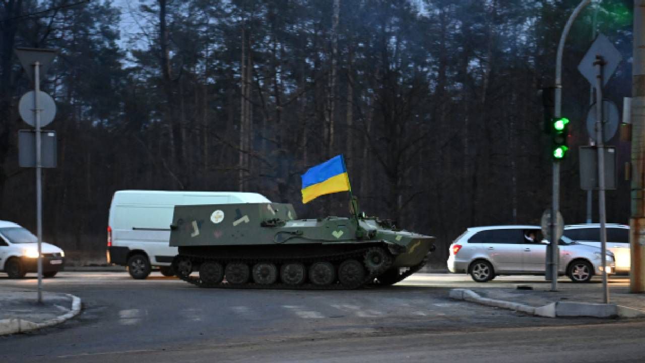 un vehículo blindado de evacuación médica MT-LB-S, con la bandera de Ucrania, en la carretera al noroeste de Kiev. Las fuerzas rusas y ucranianas están luchando por el control de una base aérea en las afueras del norte de Kiev, dijo un alto oficial ucraniano el 24 de febrero de 2022.