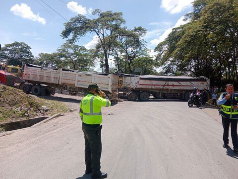 Conductores realizan bloqueo en la vía Bogotá - Villavicencio.