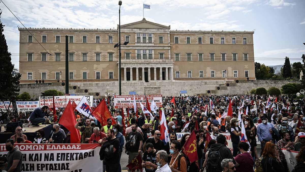 En Atenas, unos 9.000 manifestantes reclamaron al Gobierno más medidas para enfrentar el impacto de la inflación.