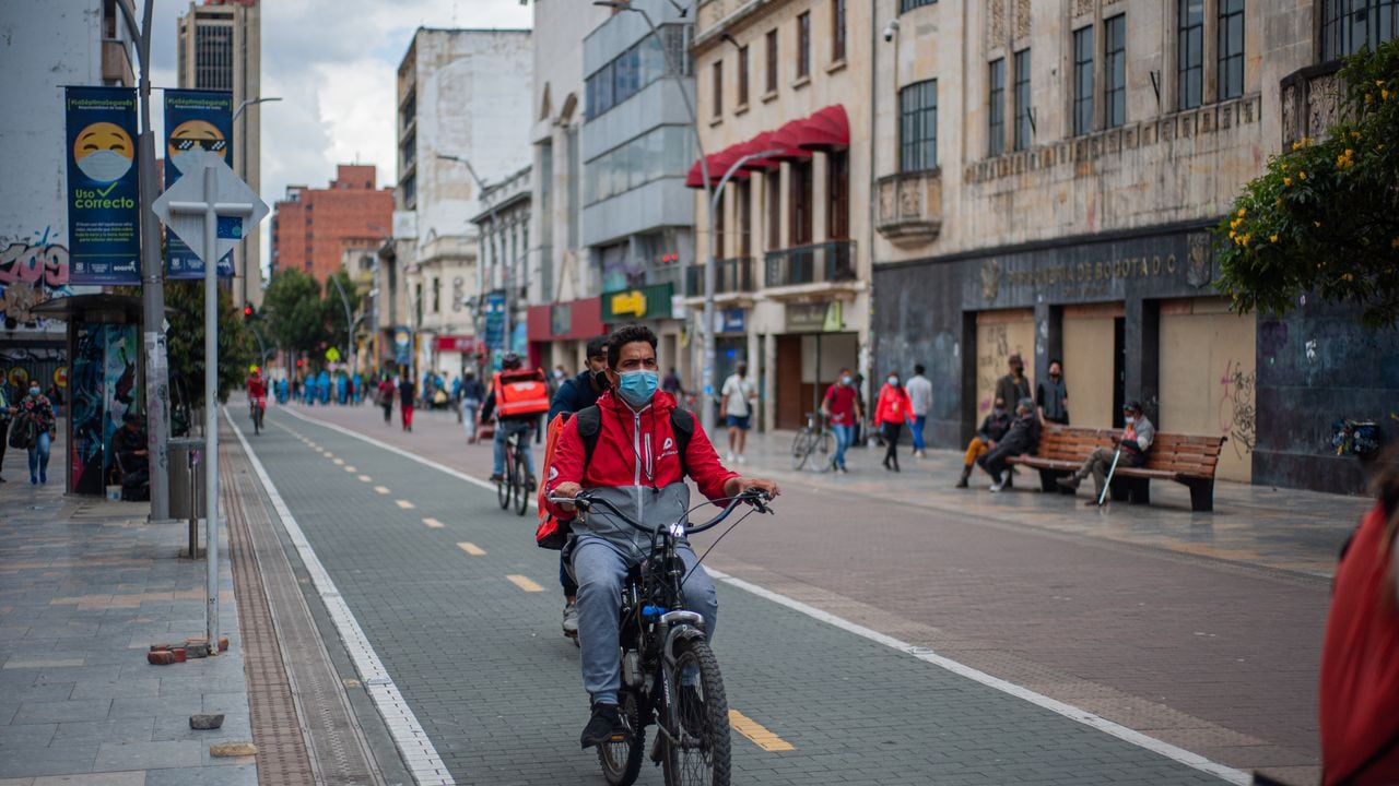 Mensajeros de entrega de aplicaciones como Rappi, Domicilios.com Ifood y Uber se desplazan diariamente con entregas mientras la ciudad de Bogotá enfrenta una cuarentena de 3 días, de viernes a lunes en Bogotá, Colombia, el 16 de abril de 2021 después de que la ciudad ingresara en un código rojo de emergencia. debido a las ocupaciones de camas de UCI por la nueva pandemia de coronavirus COVID-19.