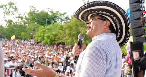 El presidente GUSTAVO PETRO está en medio de un escándalo desatado por dos de sus funcionarios más cercanos: su exjefa de gabinete y su hombre clave durante la campaña y, además, embajador en Venezuela.