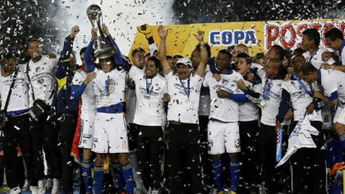 Jugadores de Millonarios celebran con el trofeo de campeones de la Copa Colombia después de vencer a Chicó en el estadio El Campín.