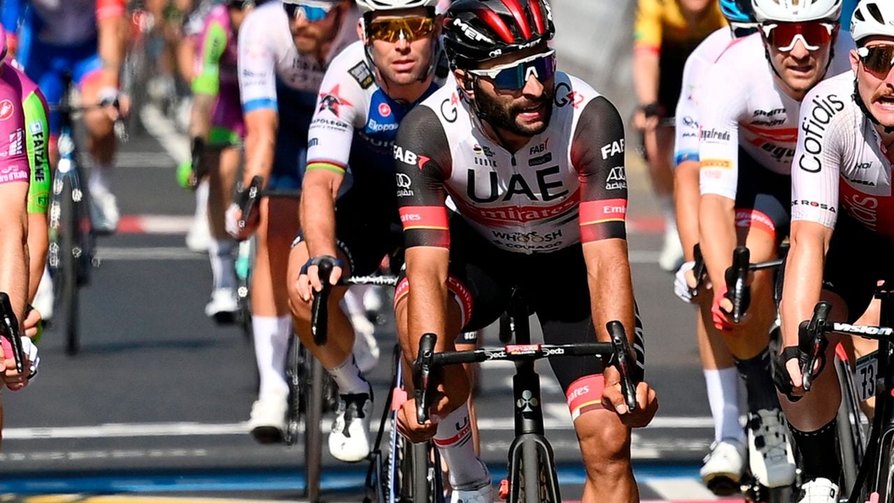 Giro de Italia 2022: Fernando Gaviria del UAE Team cruza la línea de meta de la etapa 11 - Foto: AP
