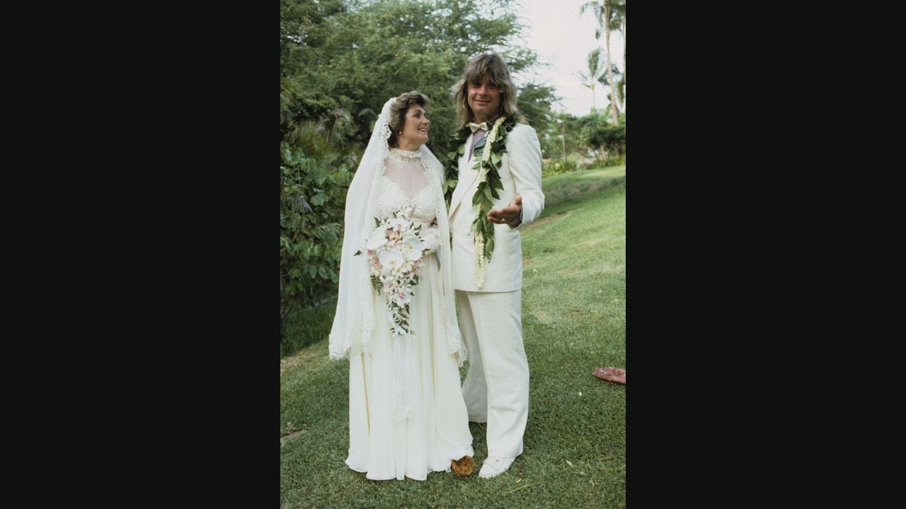 Ozzy Osbourne casándose con Sharon, el amor de su vida, la mánager de su carrera, la madre de sus hijos. Las nueve vidas de Ozzy Osbourne en A&E.