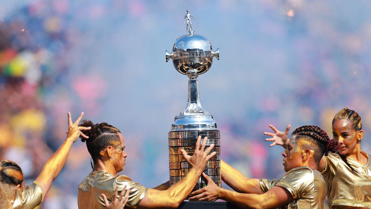 GUAYAQUIL, ECUADOR - OCTOBER 29: Performers hold the trophy during the pre.match show prior to the final of Copa CONMEBOL Libertadores 2022 between Flamengo and Athletico Paranaense at Estadio Monumental Isidro Romero Carbo on October 29, 2022 in Guayaquil, Ecuador. (Photo by Getty Images/Hector Vivas