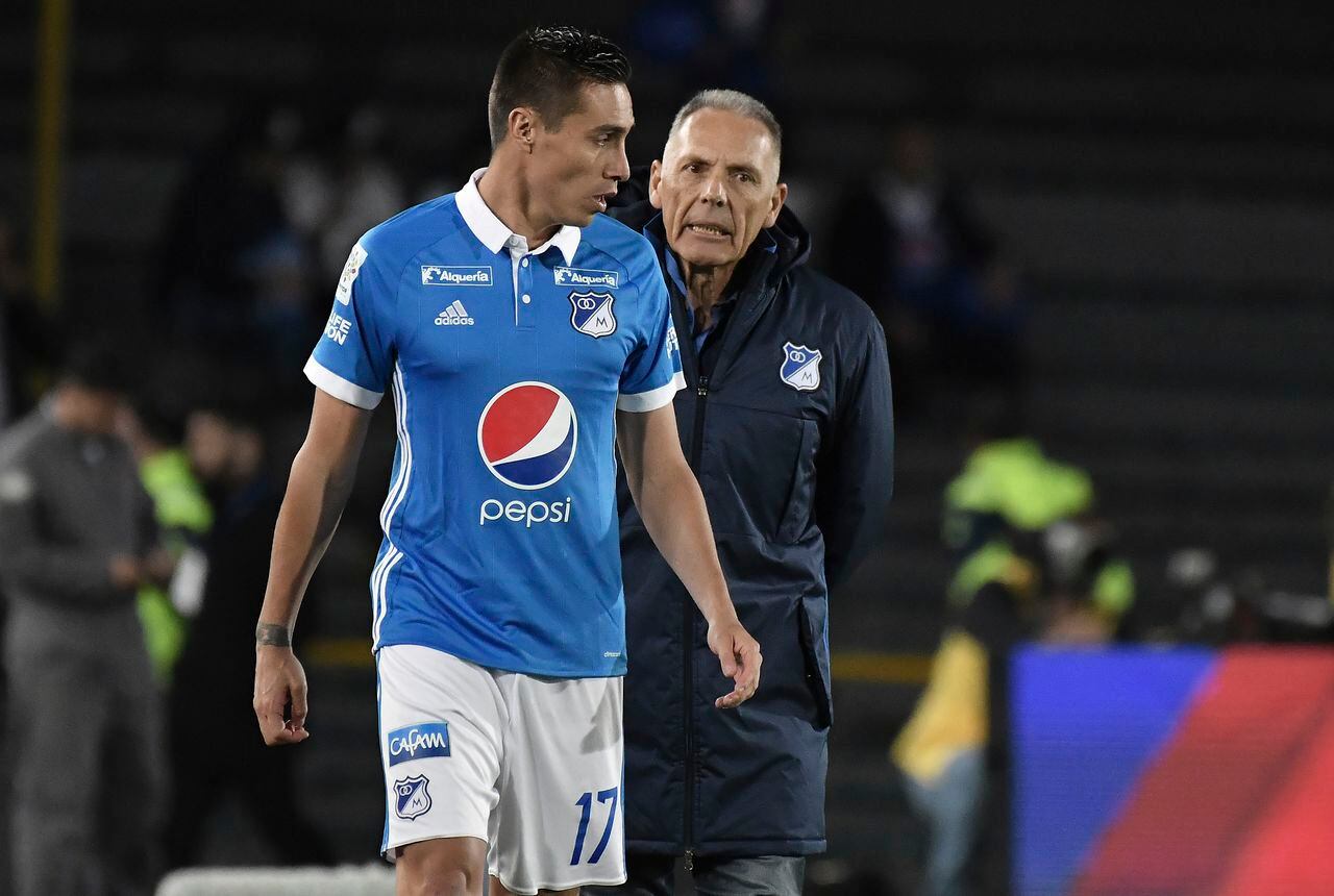 BOGOTA, COLOMBIA - DECEMBER 13: Miguel Angel Russo coach of Millonarios gives directions to Henry Rojas during the first leg match between Millonarios and Santa Fe as part of the Liga Aguila II 2017 Final at Nemesio Camacho Stadium on December 13, 2017 in Bogota, Colombia. (Photo by Getty Images/Gabriel Aponte/Vizzor)