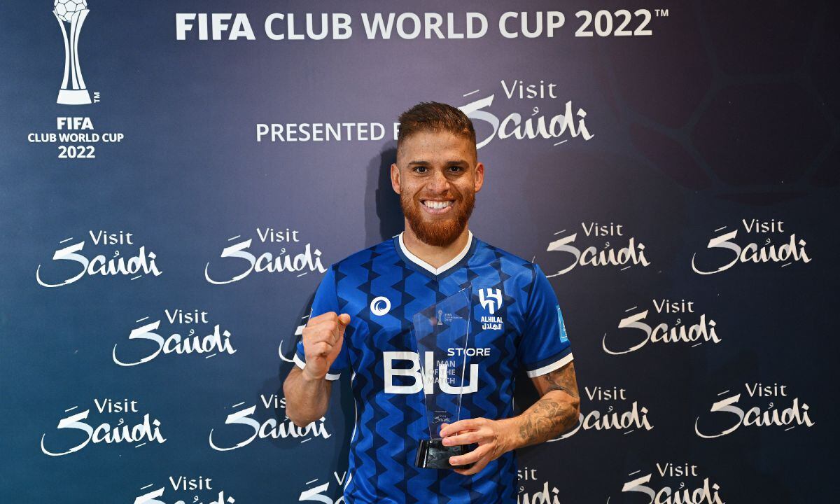 RABAT, MOROCCO - FEBRUARY 04: Gustavo Cuellar of Al Hilal poses for a photo with the Man Of The Match award presented by Visit Saudi after the team's victory in the penalty shoot out during the FIFA Club World Cup Morocco 2022 2nd Round match between Wydad Athletic Club and Al Hilal at Prince Moulay Abdellah on February 04, 2023 in Rabat, Morocco. (Photo by Getty Images/David Ramos - FIFA/FIFA)