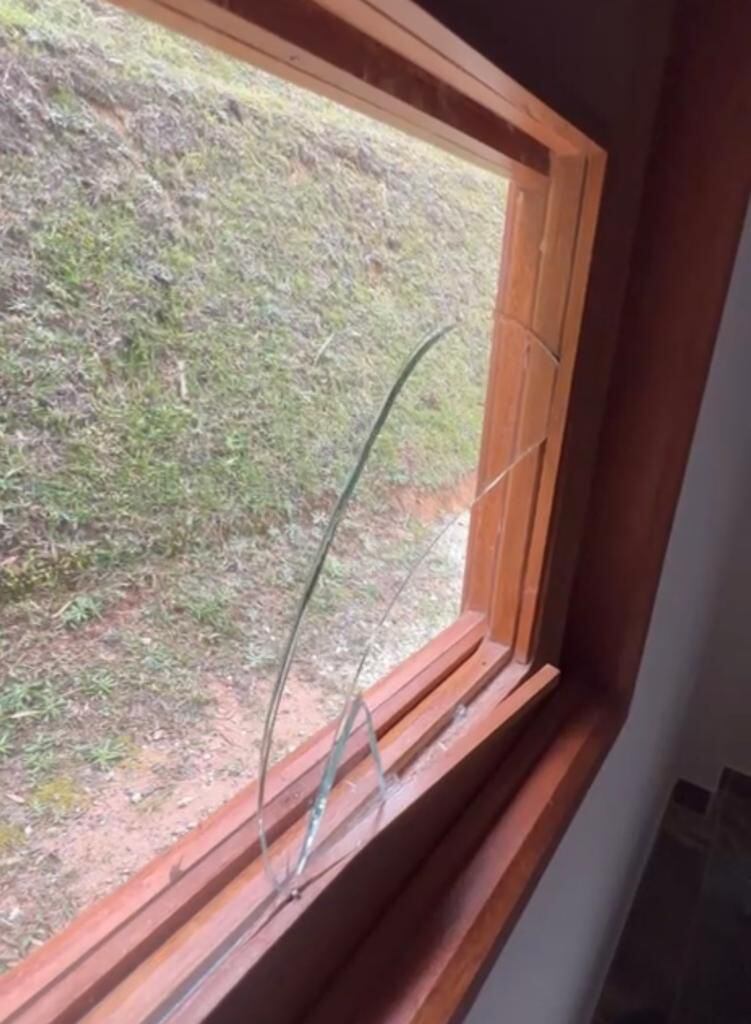 La ventana rota por la que el ladrón ingresó a la casa.