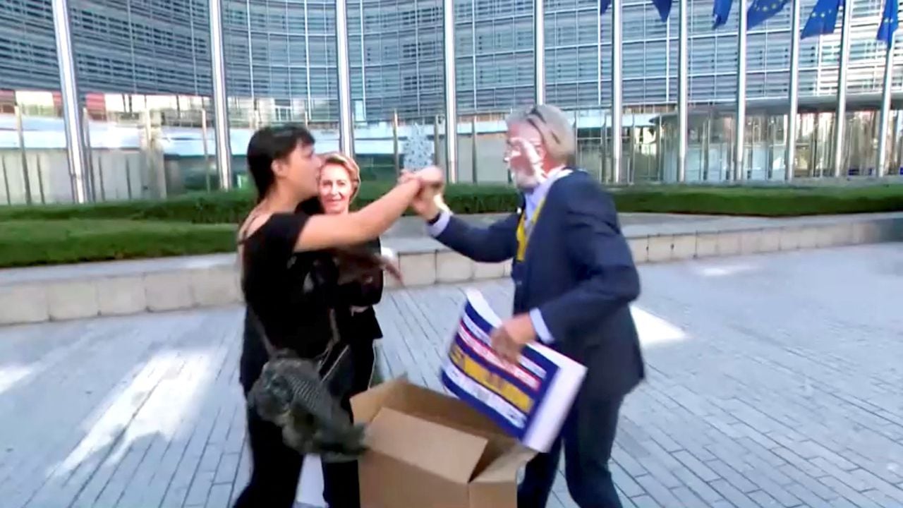 El director ejecutivo de Ryanair, Michael O'Leary, recibe un golpe en la cara con pasteles de crema durante una rueda de prensa fuera de la Comisión de la UE, en Bruselas, Bélgica, el 7 de septiembre de 2023