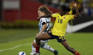 Colombia's Linda Caicedo, right, and Argentina's Estefania Banini battle for the ball during a women's Copa America semi final soccer match in Bucaramanga, Colombia , Monday, July 25, 2022. (AP Photo/Dolores Ochoa)