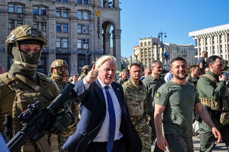 Boris Johnson camina junto a Volodímir Zelenski en Kiev.