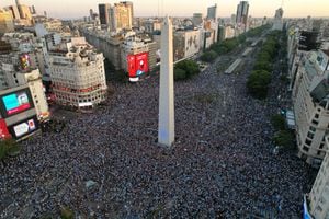 Los argentinos se tomaron el emblemático Obelisco en Buenos Aires para celebrar que son finalistas del mundial. Foto: AFP.