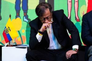 El presidente colombiano Gustavo Petro durante una ceremonia para iniciar un alto el fuego de seis meses como parte de un proceso para iniciar una paz permanente entre el ELN y el gobierno en Bogotá, Colombia, el 3 de agosto de 2023. (Foto de: Chepa Beltran/Long Visual Press/Universal Images Group vía Getty Images)