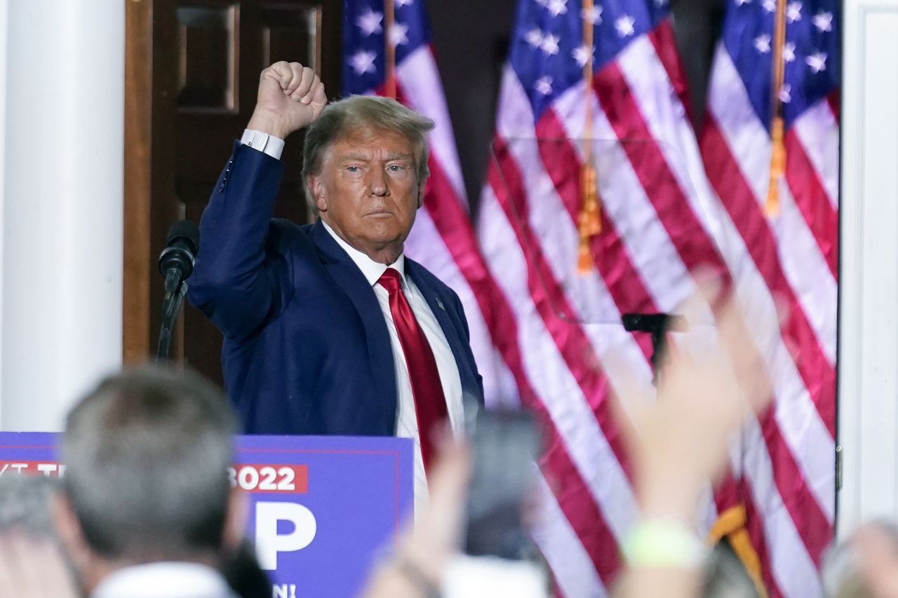 El expresidente Donald Trump gesticula después de hablar en el Trump National Golf Club en Bedminster, Nueva Jersey, el 13 de junio de 2023