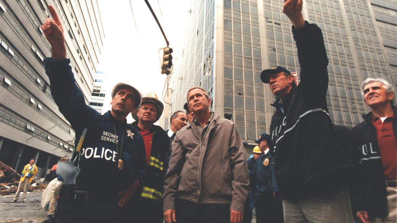 El subdirector adjunto del Servicio Secreto, Frank Larkin (izquierda), escoltando al presidente Bush en la Zona Cero el 14 de septiembre de 2001.