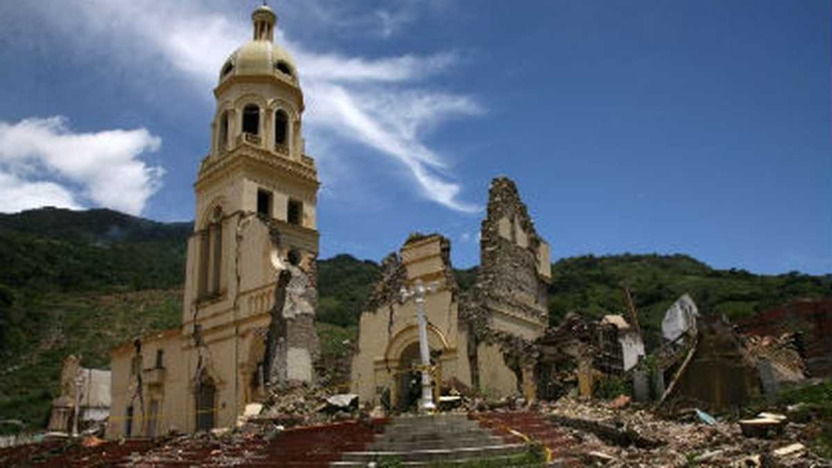 La gente de Gramalote busca renacer de las ruinas por medio de la fe 