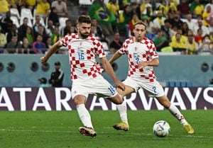 Fútbol Fútbol - Copa Mundial de la FIFA Qatar 2022 - Cuartos de final - Croacia v Brasil - Education City Stadium, Doha, Qatar - 9 de diciembre de 2022 Bruno Petkovic de Croacia anota su primer gol REUTERS/Dylan Martinez