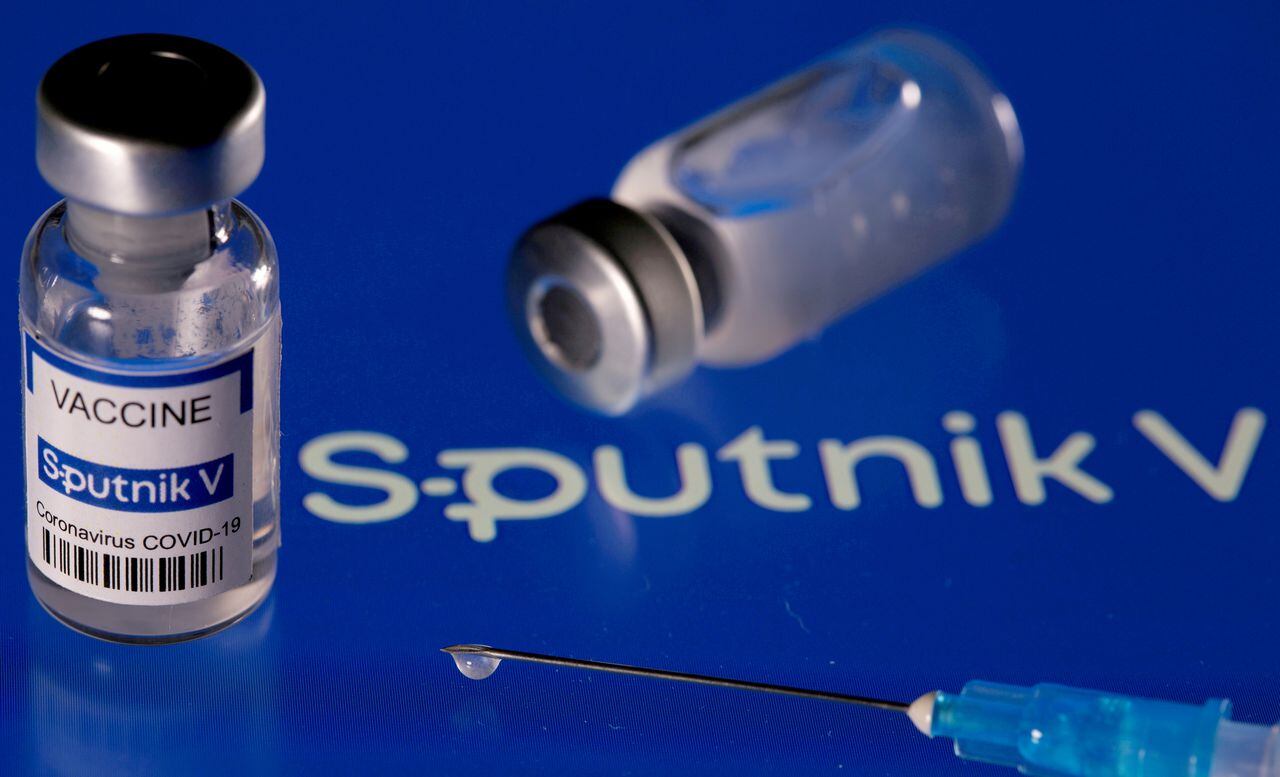 FOTO DE ARCHIVO: Viales etiquetados como "Vacuna contra la enfermedad del coronavirus Sputnik V (COVID-19)". REUTERS / Dado Ruvic / Foto de archivo