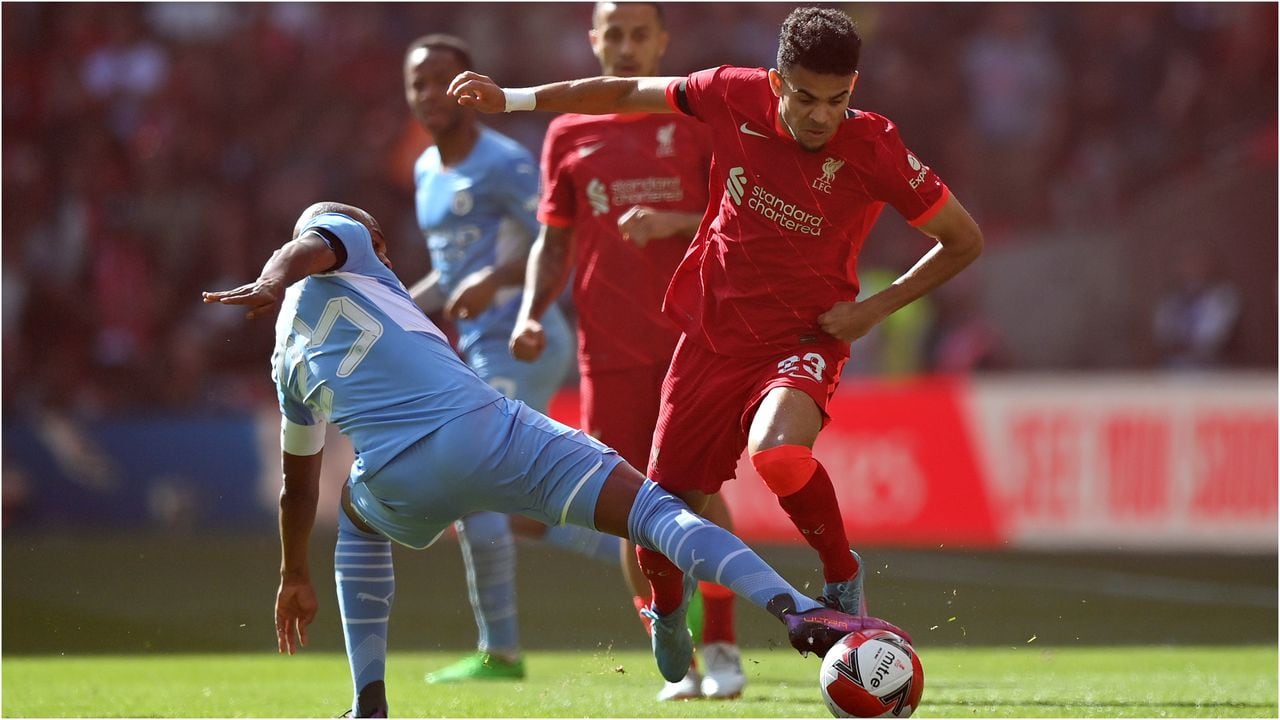 Luis Diaz contra un jugador del Manchester City en la FA Cup