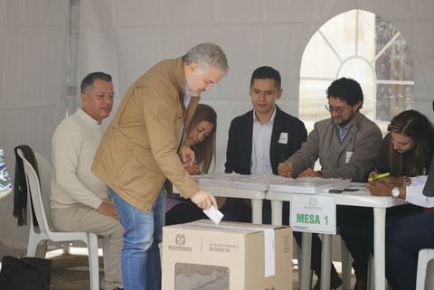 Expresidente Iván Duque ejerce su derecho al voto en la mesa 1