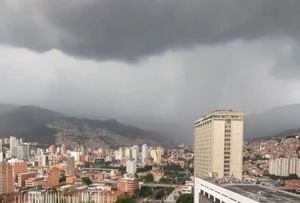 Fuerte aguacero azota a Medellín: ya van varias vías cerradas por inundaciones