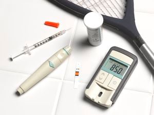 La diabetes puede ser causada por muy poca producción de insulina, resistencia a la insulina o ambas.