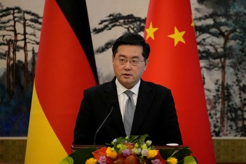 El Ministro de Relaciones Exteriores de China, Qin Gang, habla durante una conferencia de prensa conjunta con la Ministra de Relaciones Exteriores de Alemania