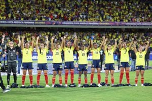 Selección Colombia protesta con manos arriba por falta de garantías laborales en su profesión