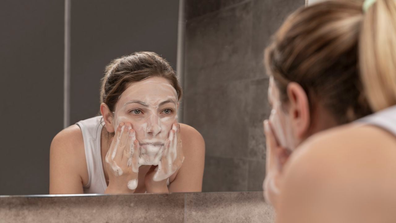 Tener una rutina de cuidado facial ayuda a mantener la apariencia lozana de la piel.