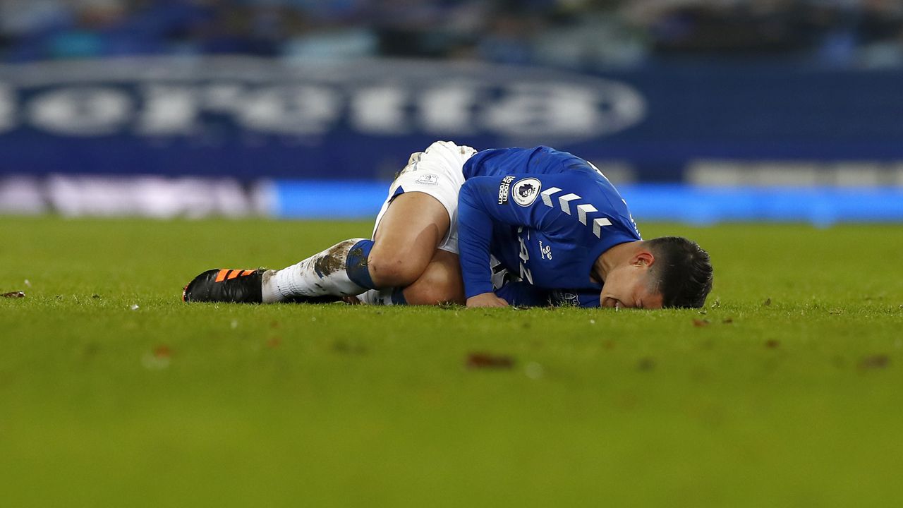 El duro golpe que recibió James que lo obligó a abandonar partido del Everton