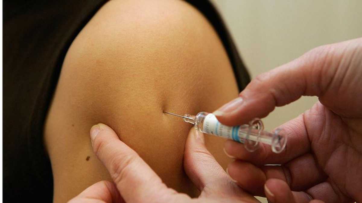 Las vacunas contra el coronavirus se inoculan en la parte superior del antebrazo.