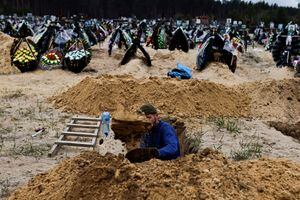 Un sepulturero cava una nueva parcela, en medio de la invasión rusa de Ucrania, en el cementerio de Irpin, región de Kiev, Ucrania, 18 de abril de 2022. Foto REUTERS/Zohra Bensemra