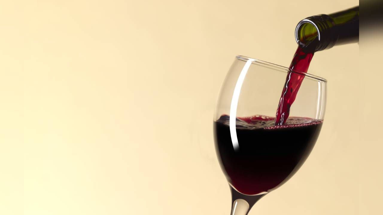 Una copa de vino tinto ayuda a conciliar el sueño en las noches para tener un buen descanso. Foto: GettyImages.