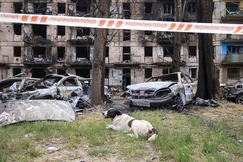 Una escena del último ataque con cohetes rusos que dañó un edificio de apartamentos de varios pisos en Kryvyi Rih, Ucrania, el martes 13 de junio de 2023