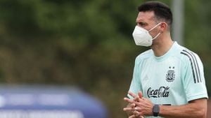 El técnico Lionel Scaloni regresará al banquillo luego de superar el contagio que lo dejó fuera del partido ante Chile