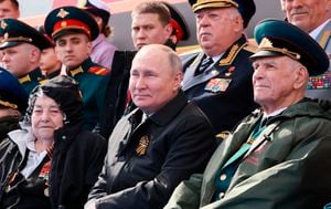 El presidente ruso, Vladimir Putin, en el centro, asiste al desfile militar del Día de la Victoria que marca el 77° aniversario del fin de la Segunda Guerra Mundial en Moscú, Rusia, el lunes 9 de mayo de 2022.