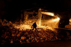 Los miembros del equipo de rescate buscan personas en edificios destruidos en Elbistan, sur de Turquía, el miércoles 8 de febrero de 2023. (AP Photo/Francisco Seco)
