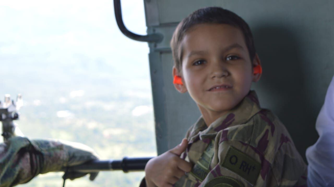 Historia: Samuel, un pequeño con cáncer, pudo hacer real su sueño de volar en un helicóptero del Ejército.