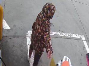 El video capta a la mujer cuando entrega el sobre y se va caminando.