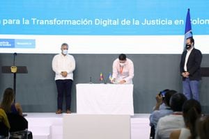 Momento de la firma del crédito del BID para la modernización de la justicia en Colombia.