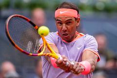 Rafael Nadal de España le devuelve el balón a Darwin Blanch de Estados Unidos durante el torneo de tenis Mutua Madrid Open en Madrid, el jueves 25 de abril de 2024. (Foto AP/Manu Fernández)