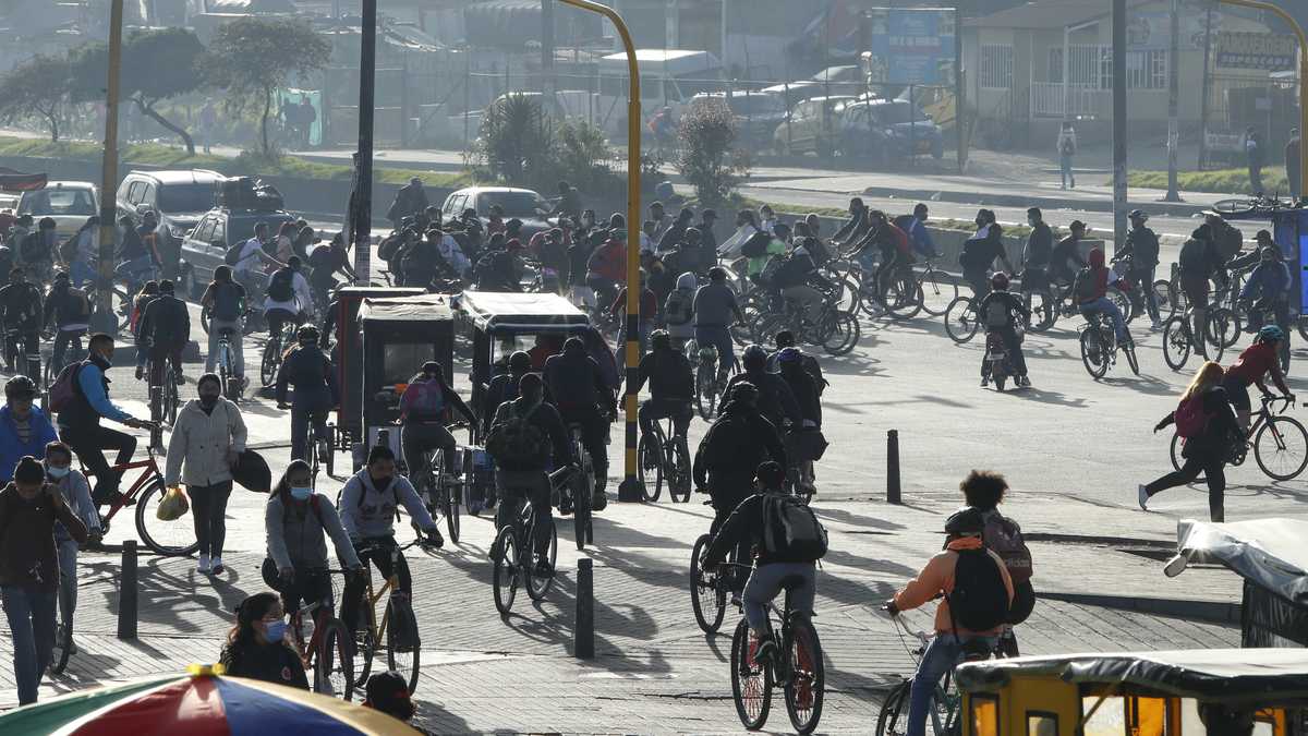 Transporte localidad de Kennedy  bicitaxis, motos y bicicletas
Bogota julio 6 del 2021
Foto Guillermo Torres Reina / Semana