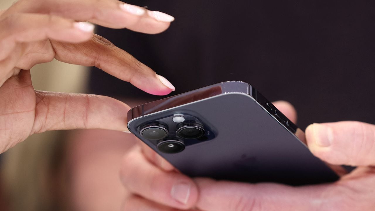 El teléfono inteligente más nuevo de Apple, el iPhone 14, cuesta 799 dólares en su modelo de base, el mismo precio que la versión actual, mientras que un iPhone 14 Pro Max premium costará 1.100 dólares.
