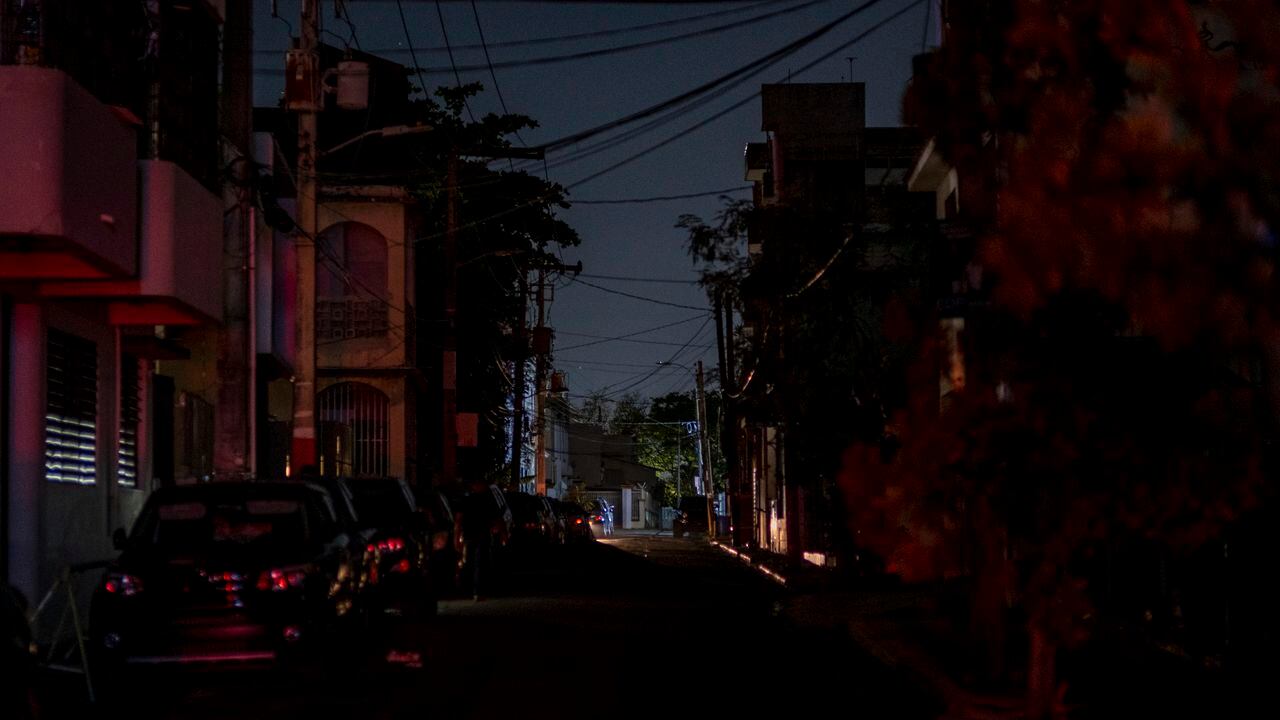 (ARCHIVOS) En esta foto de archivo tomada el 6 de abril de 2022, se ven los faros de un automóvil en una calle oscura en San Juan, Puerto Rico, después de un gran corte de energía en la isla. - La mayoría de las personas en Puerto Rico se despertaron el 7 de abril de 2022 sin electricidad después de que un apagón afectó a todo el territorio insular de los EE. UU. en el Caribe. (Foto de Ricardo ARDUENGO / AFP)