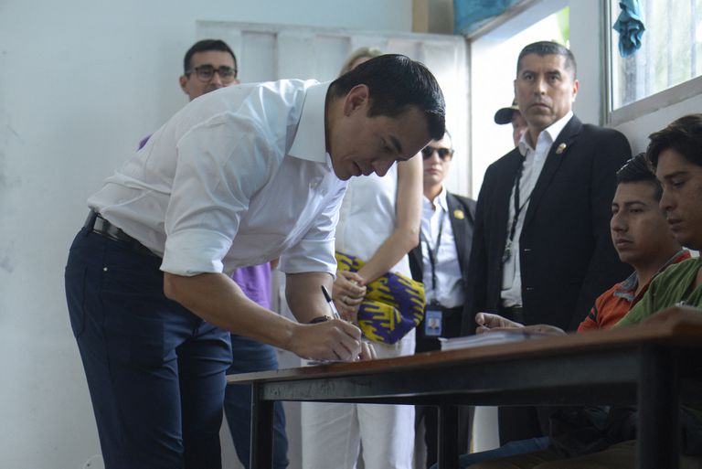 El presidente de Ecuador, Daniel Noboa, vota en un colegio electoral en Olón, provincia de Santa Elena, Ecuador.