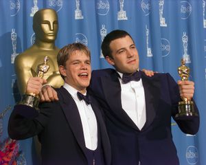 LOS ÁNGELES, CALIFORNIA - 23 DE MARZO: Los ganadores Ben Affleck y Matt Damon celebran sus premios Oscar en el backstage del Academy Awards Show, el 23 de marzo de 1998 en Los Ángeles, California (Foto de Getty Images / Bob Riha, Jr.)