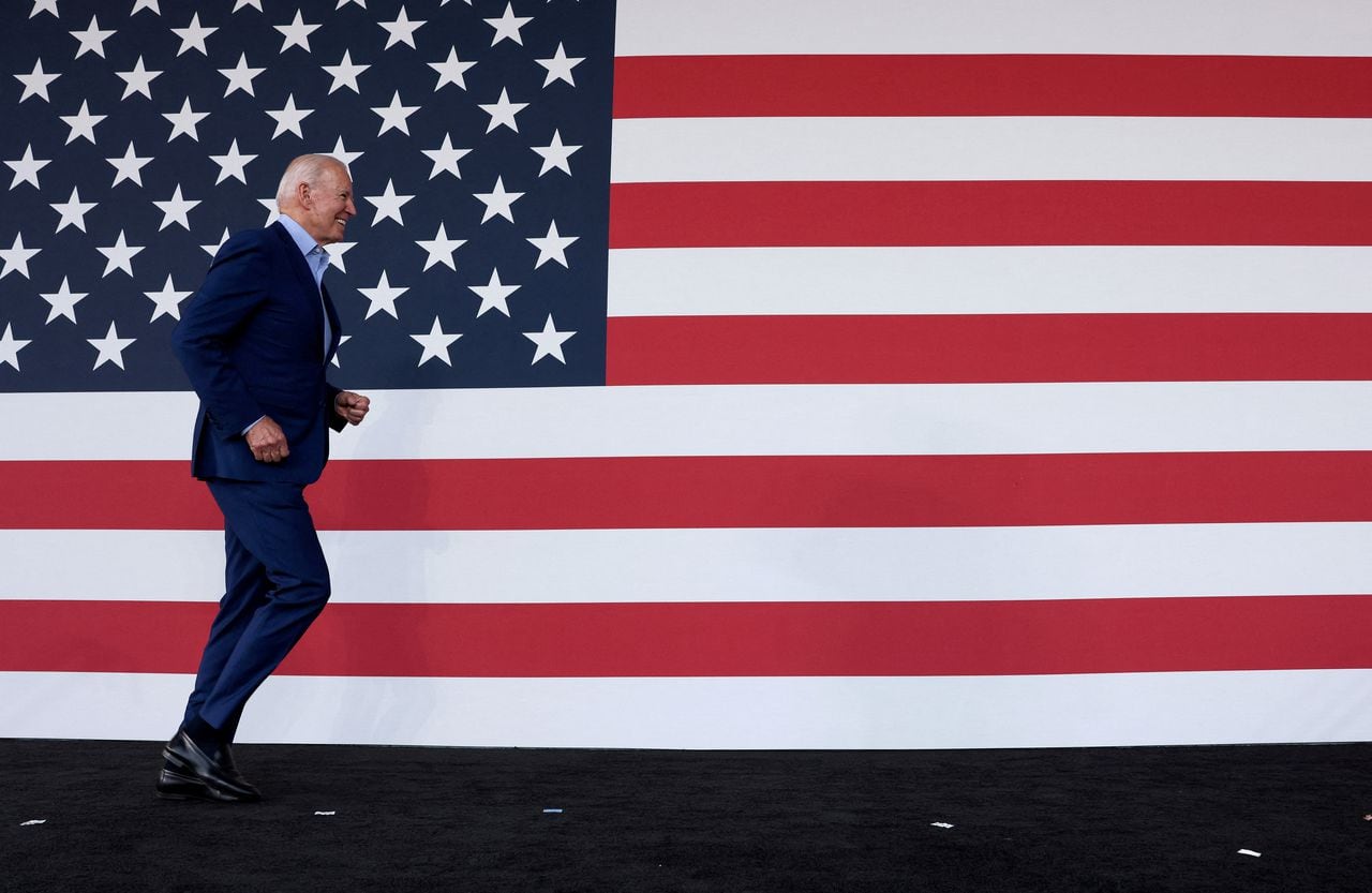 El presidente de EE. UU., Joe Biden, participa en un evento de campaña para el candidato a gobernador de Virginia, Terry McAuliffe, en Lubber Run Park en Arlington, Virginia, EE. UU.