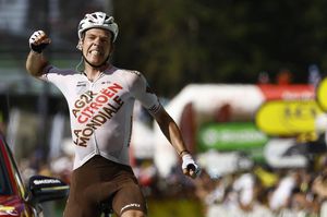 El luxemburgués Bob Jungels celebra la victoria de la etapa 9 en Châtel