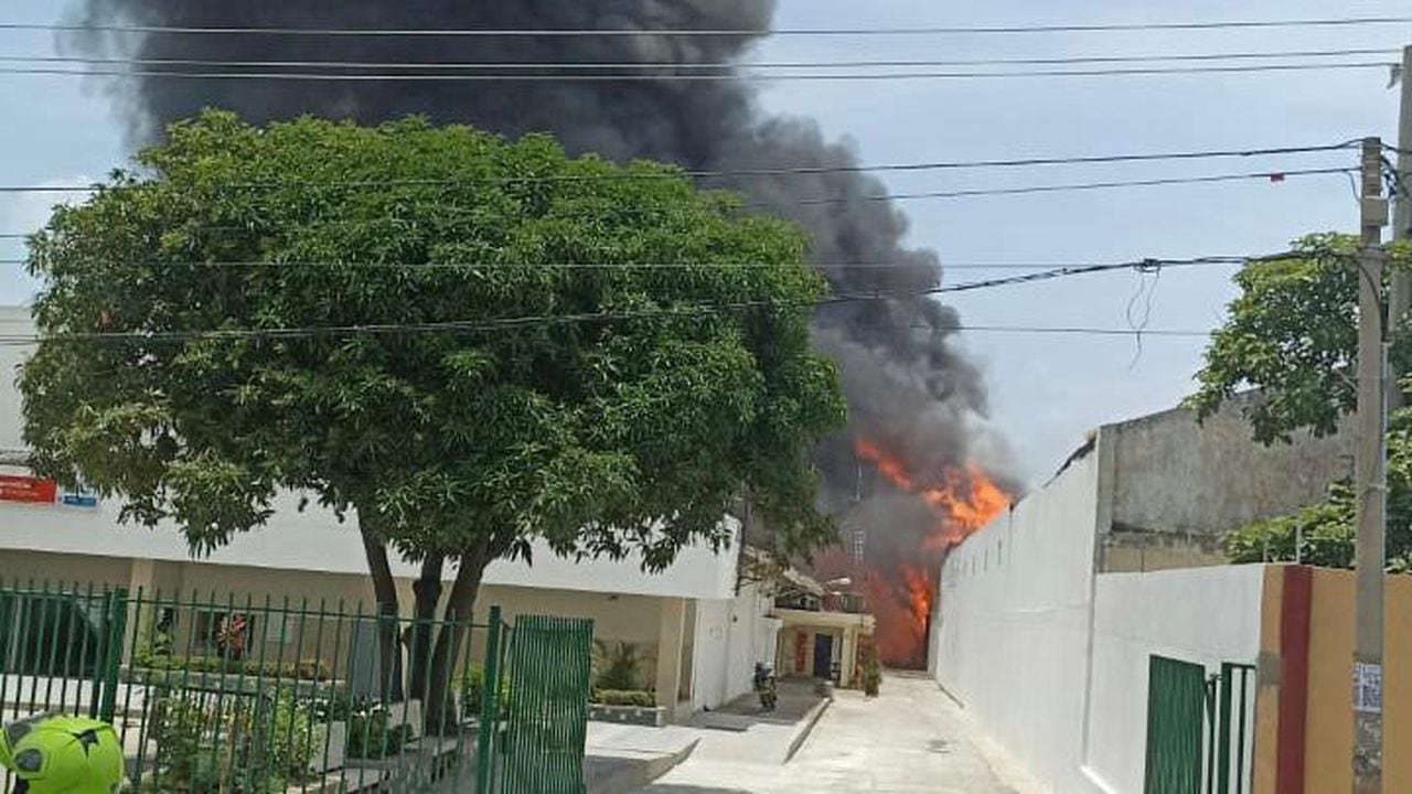 Voraz incendio se produjo en los límites de Barranquilla y el municipio de Soledad, Atlántico