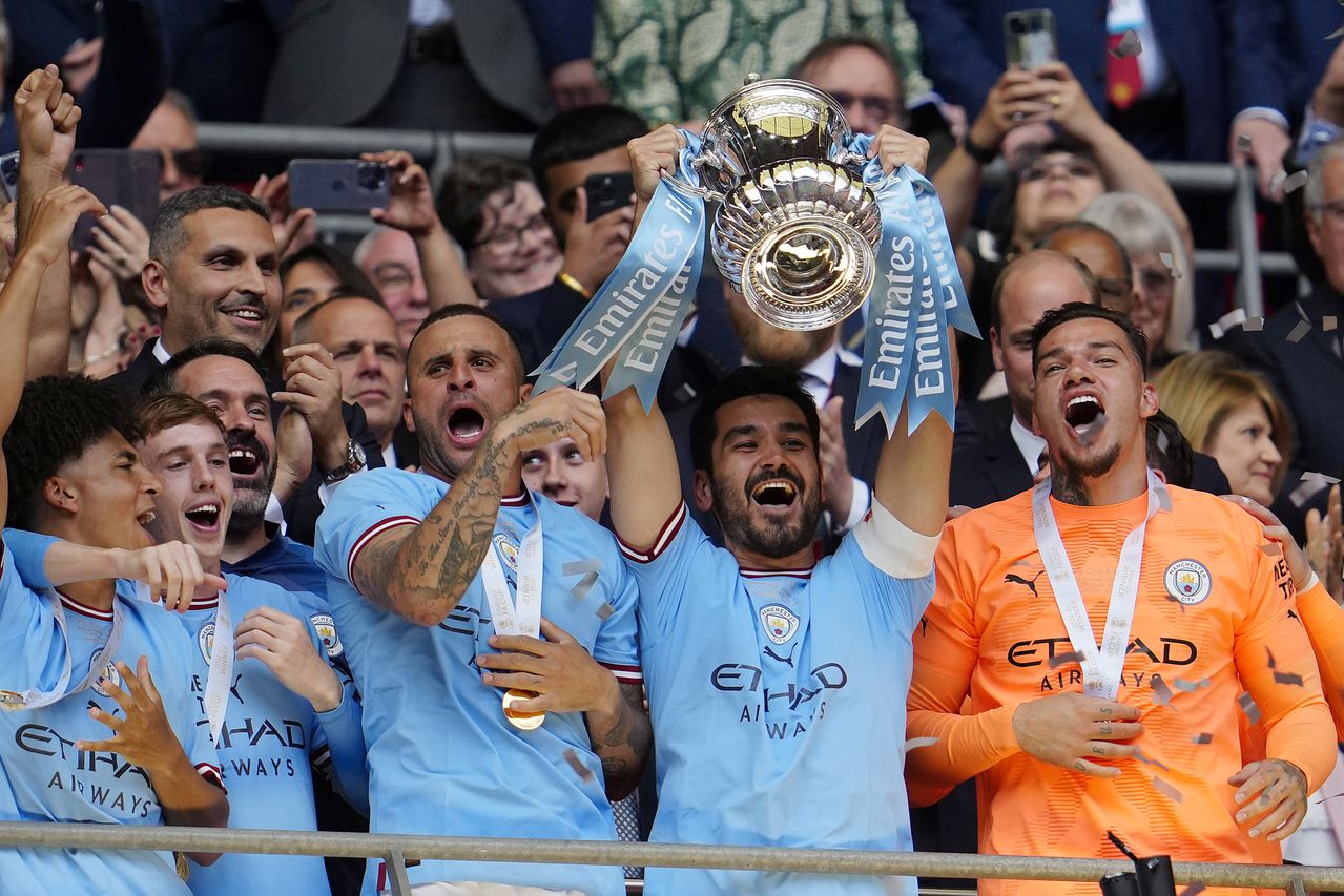 Ilkay Gundogan del Manchester City levanta el trofeo después de que su equipo ganó la final de la Copa FA al superar al Manchester United en la final en el Estadio de Wembley el sábado 3 de junio del 2023. (AP Foto/Jon Super)